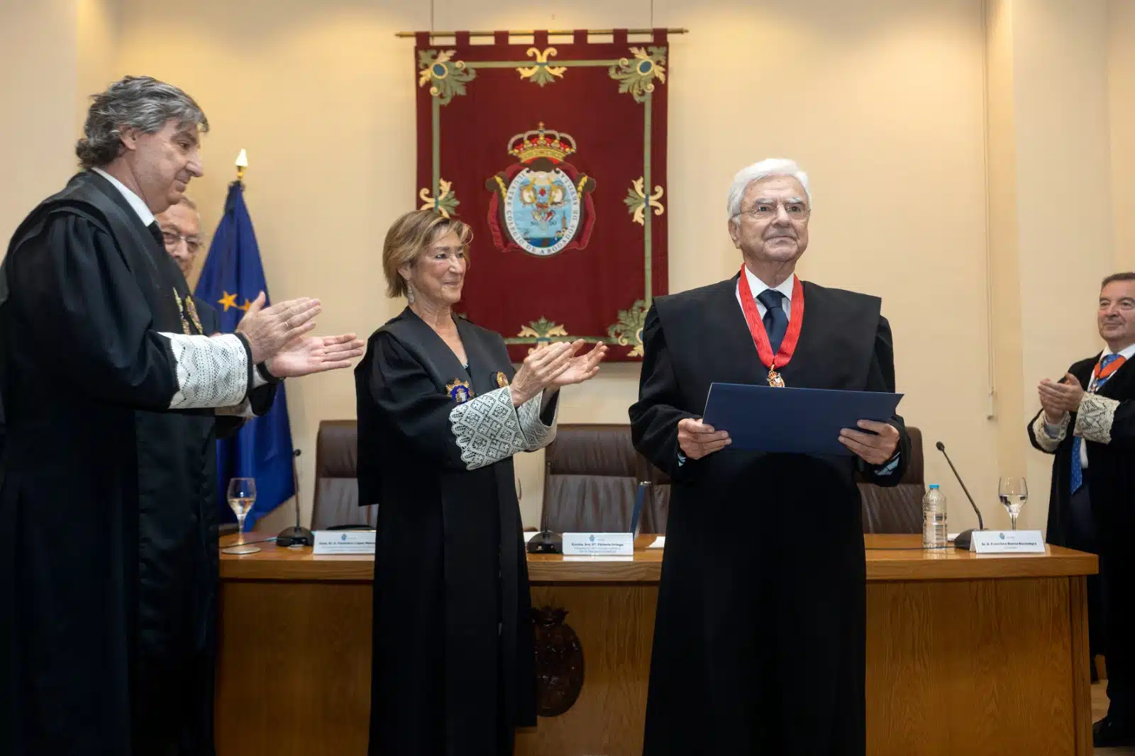 Francisco Baena Bocanegra recibe la Medalla al Mérito en el Servicio de la Abogacía, en Sevilla
