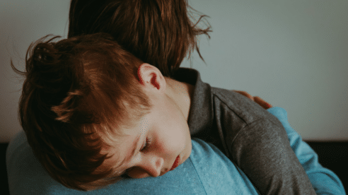 El acoso laboral a los padres también afecta a los más pequeños: rompe la relación y el cuidado de los menores