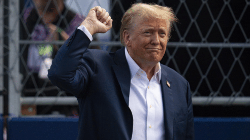 El juez vuelve a multar a Trump por desacato al tribunal y amenaza con enviarle a prisión