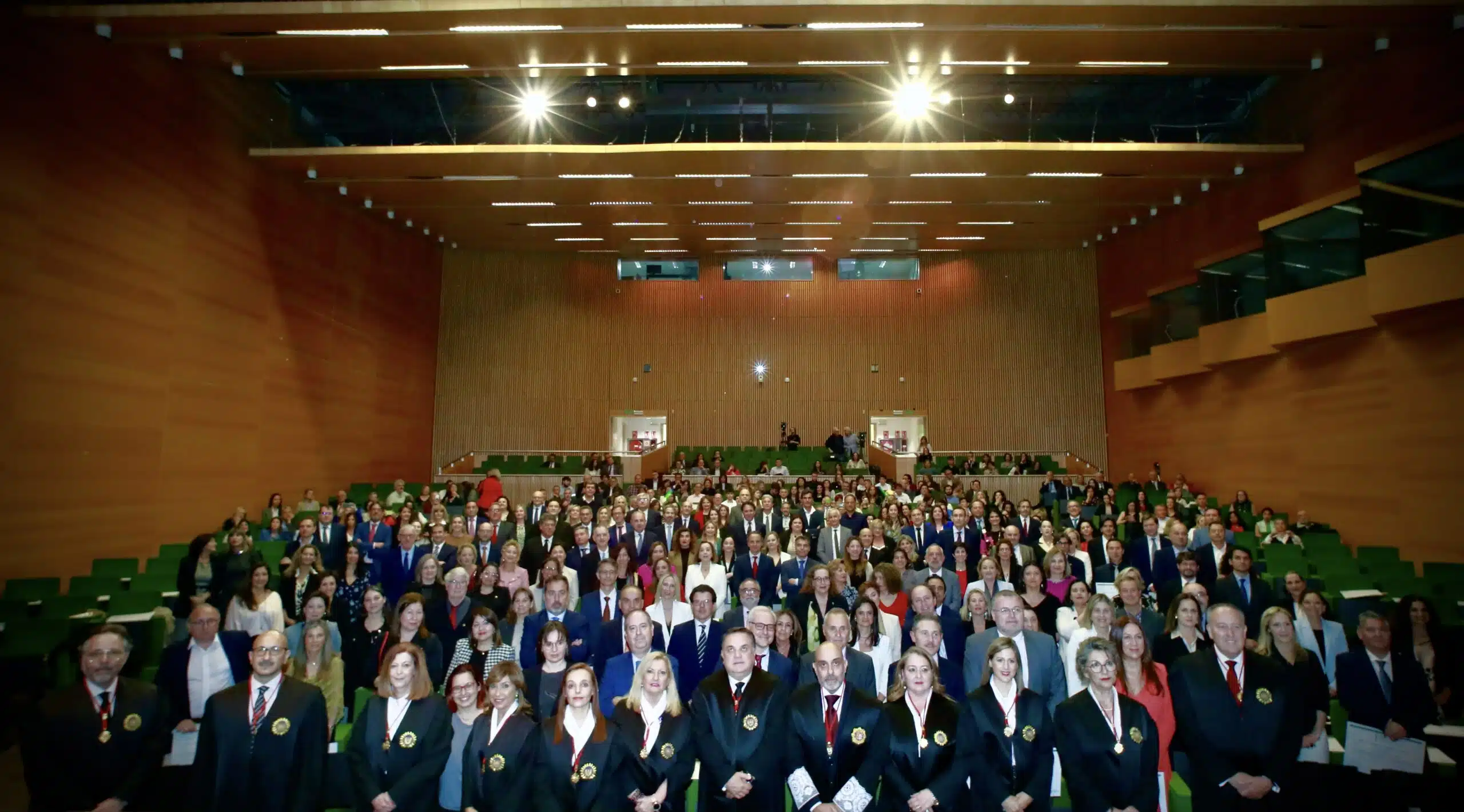 150 abogados son homenajeados por sus 25 años como miembros del Colegio de Abogados de Valencia