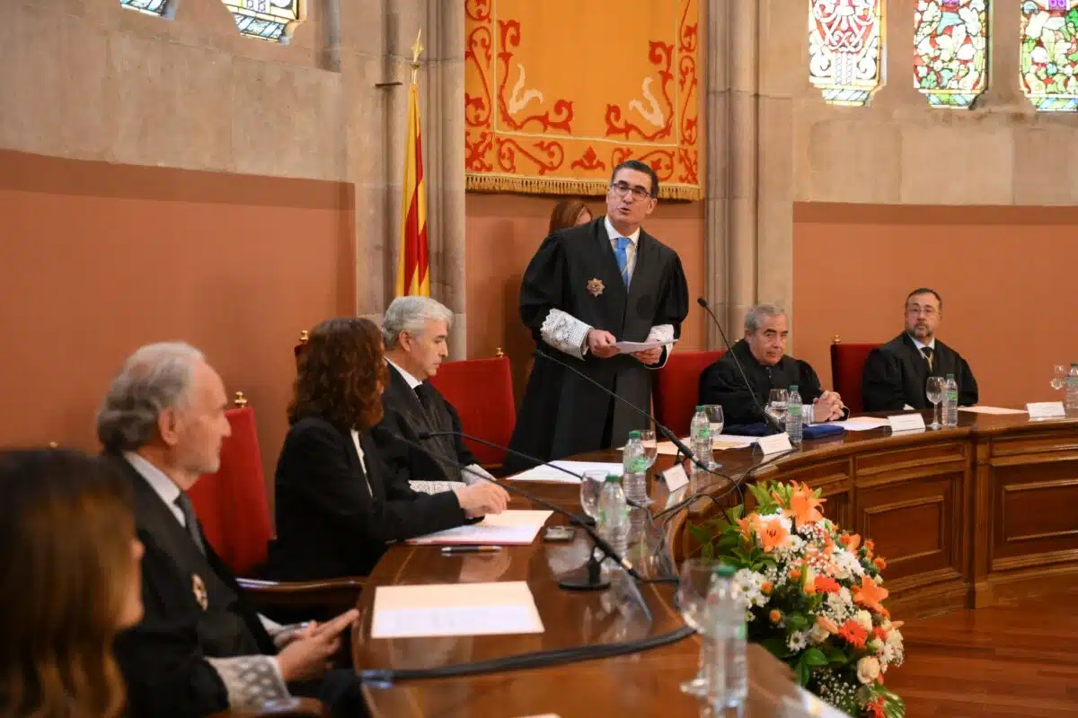 El decano de la procura barcelonesa reclama una «regulación jurídica rigurosa» de la Inteligencia Artificial