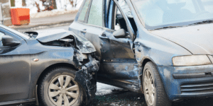Tener un accidente de coche al ir al trabajo desde un centro comercial, y no desde casa, también es "in itinere"