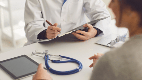 Una médico gana la primera batalla al INSS y a la Mutua Intercomarcal por una baja: tendrán que devolverle 38.000 euros