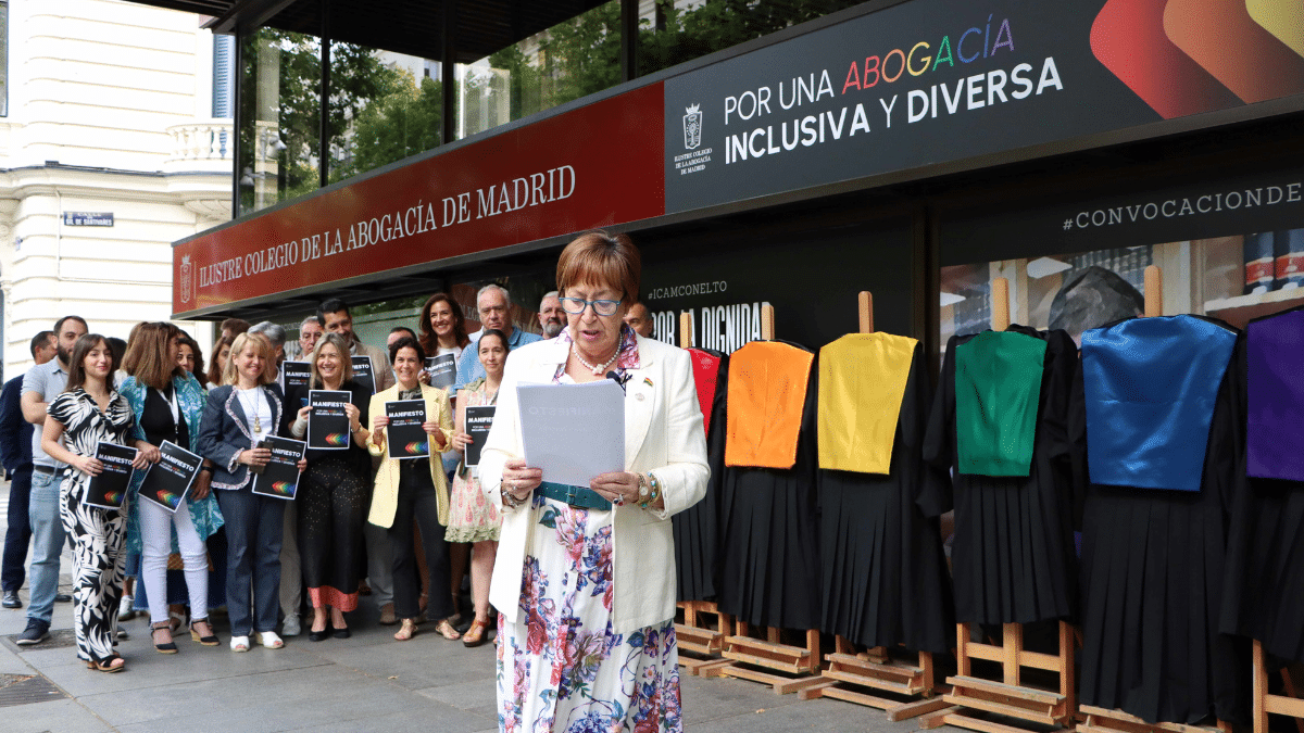 El ICAM saca a la calle sus togas con los colores de la bandera LGTBI en favor de la diversidad y la inclusión en el sector