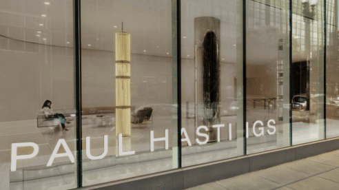 Paul Hastings ficha a 11 socios de financiero y restructuración de King & Spalding, incluida la coodirectora del área
