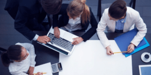 Lo que buscan los becarios en los despachos de abogados: un futuro laboral, buen ambiente y mejorar el currículum