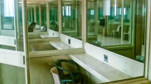 Fin a las barreras físicas entre abogados e internos en los centros penitenciarios: «dificultaba el derecho de defensa»