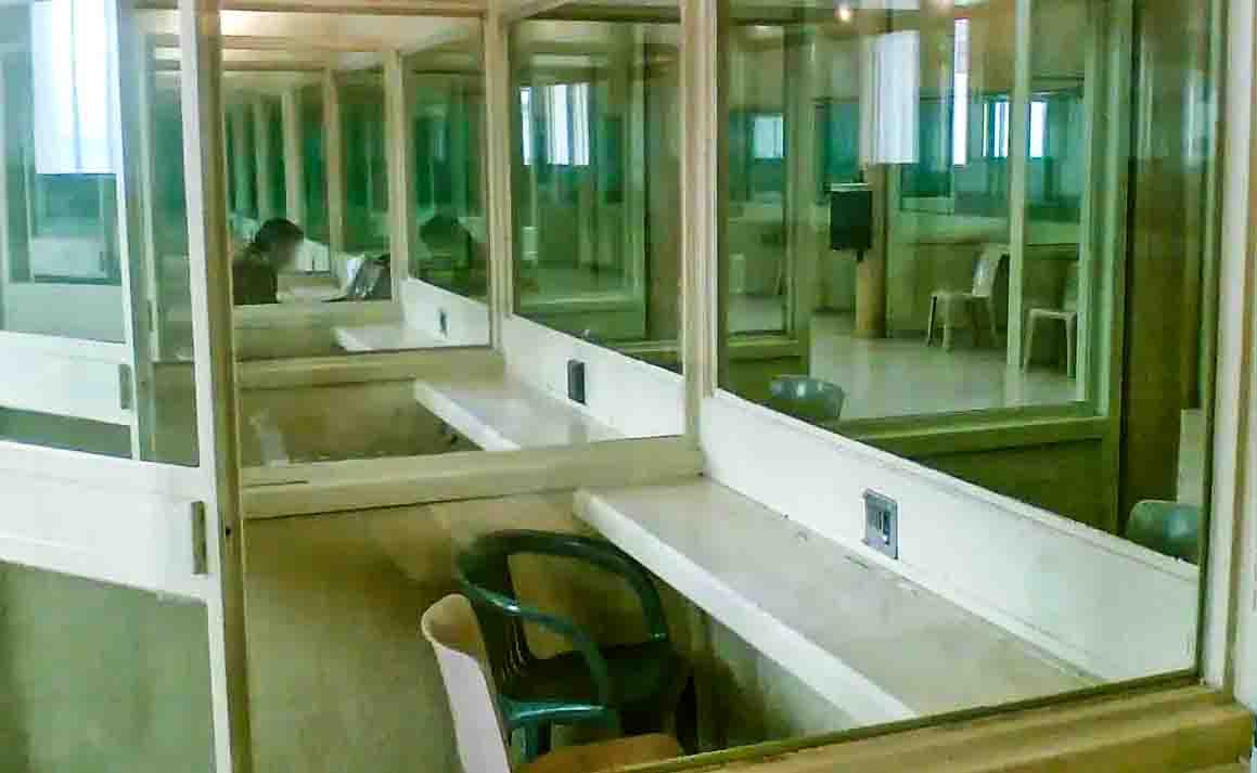 Fin a las barreras físicas entre abogados e internos en los centros penitenciarios: «dificultaba el derecho de defensa»