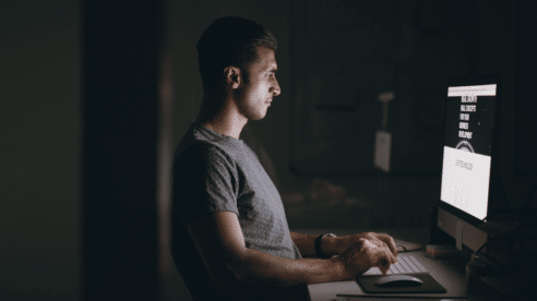 Un trabajador despedido por ver abusos sexuales infantiles en el ordenador de empresa alega “vulneración de intimidad”