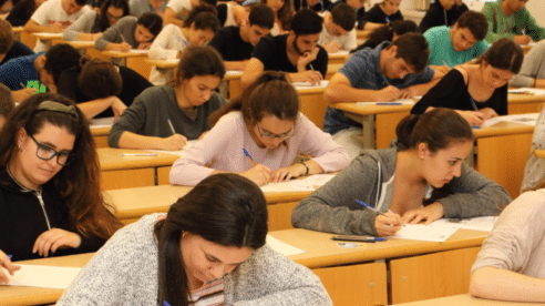 La selectividad, un examen para entrar en la universidad que también acaba en los tribunales 