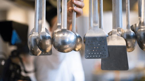 Los insultos de un jefe de cocina a sus ayudantes acaban en una indemnización de 30.000 euros por «mobbing»