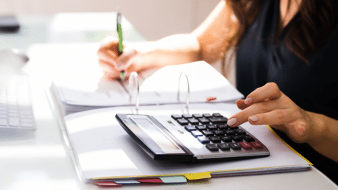 Deducción en el IS de las retribuciones de administradores pese a no constar en los estatutos: evolución jurisprudencial