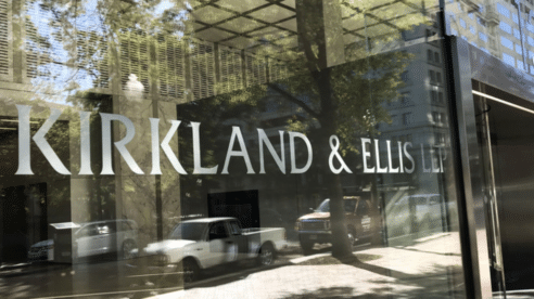 Kirkland & Ellis renueva sus «bonos de referencia» en 40.000 euros para retener el talento de sus asociados