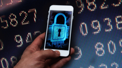 Cambiar la contraseña del teléfono de tu pareja y cotillear sus mensajes es un delito de descubrimiento de secretos