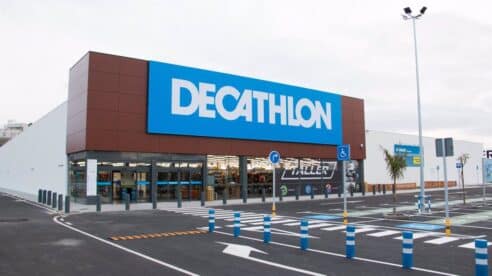 Se coge una baja por hemorroides, y Decathlon le despide tras «cazarle» haciendo fotos a maniquíes de su empresa
