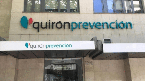 Un médico de Quirón, despedido por opinar sobre la ropa interior de dos pacientes: la Justicia lo avala