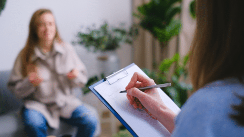 Trabajar como psicoanalista y psicoterapeuta no es intrusismo laboral, pese a no tener la carrera de psicología