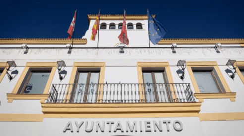 Discrimina a empleados, ‘diseña’ ayudas públicas para sus hijos, y denuncia ser víctima de acoso laboral tras ser cesado