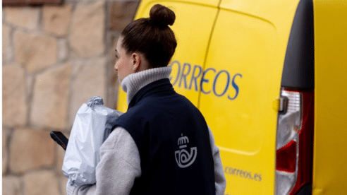 Correos, señalada en los tribunales por discriminar a sus empleados a través del uniforme