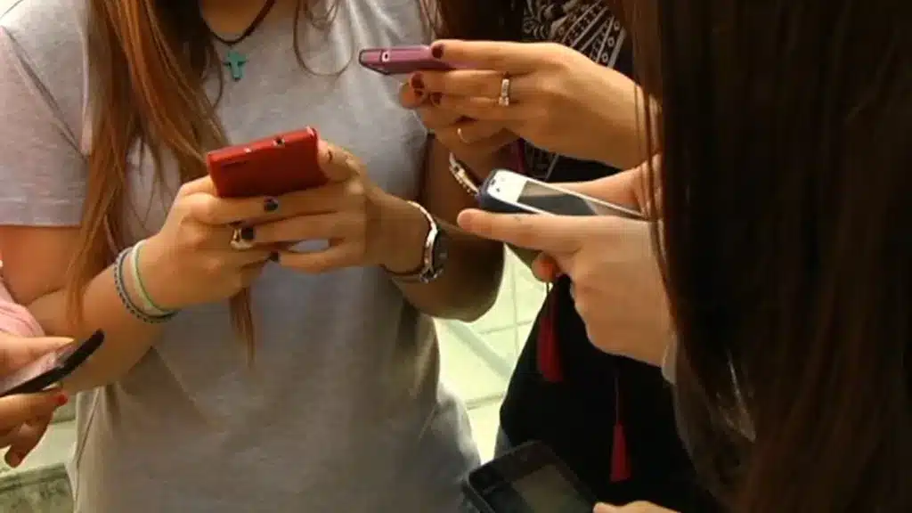 Un año de libertad vigilada para los chicos de Almendralejo que difundieron «desnudos falsos» de menores generados con IA