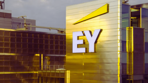 La «Big Four» EY multada con 336.000 euros por exceder el límite de honorarios en su auditoria a Evraz