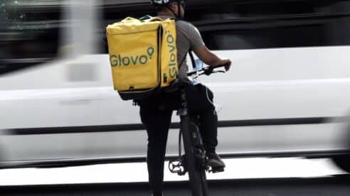 Los repartidores de Glovo: un problema de falsos autónomos que no siempre acaba igual en los tribunales