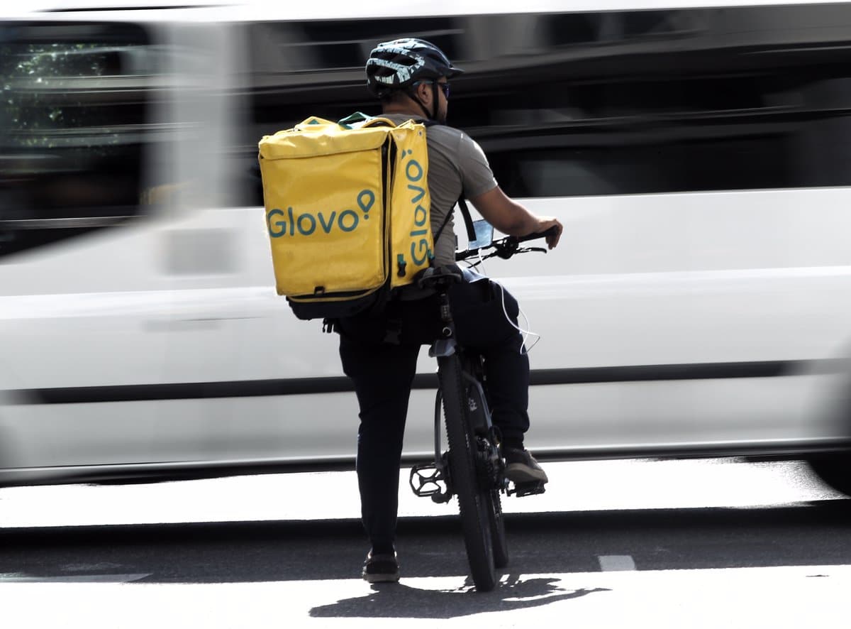 Los repartidores de Glovo: un problema de falsos autónomos que no siempre acaba igual en los tribunales
