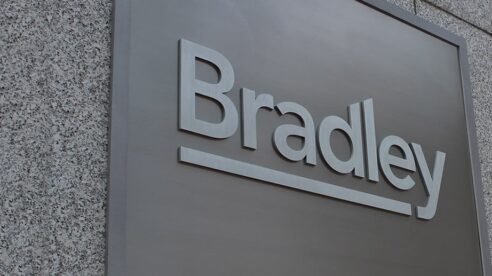 Presentan una demanda millonaria contra el despacho Bradley Arant por negligencia en un arbitraje