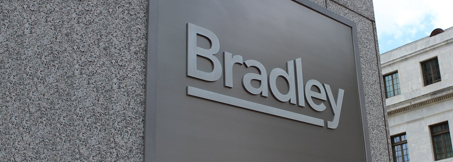 Presentan una demanda millonaria contra el despacho Bradley Arant por negligencia en un arbitraje