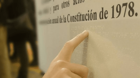 La Constitución, la protagonista de los vinilos «caducados» de la EMT en sus autobuses de Madrid