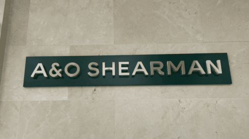 El bufete de abogados A&O Shearman reducirá sus socios en un 10% tras la fusión