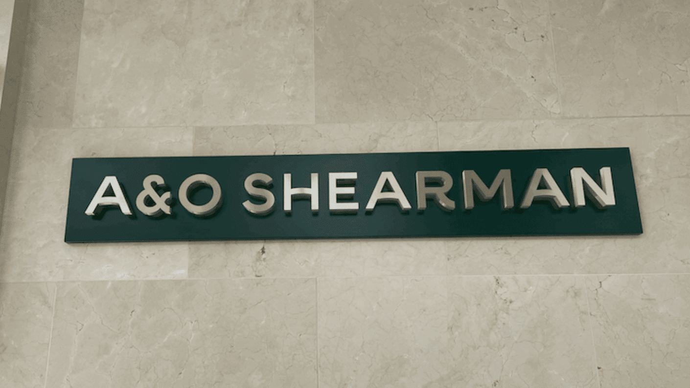 El bufete de abogados A&O Shearman reducirá sus socios en un 10% tras la fusión