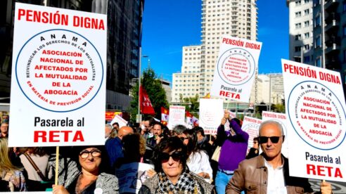 Abogados y procuradores, divididos en dos manifestaciones diferentes, reivindican lo mismo: pasarela al RETA y pensiones dignas