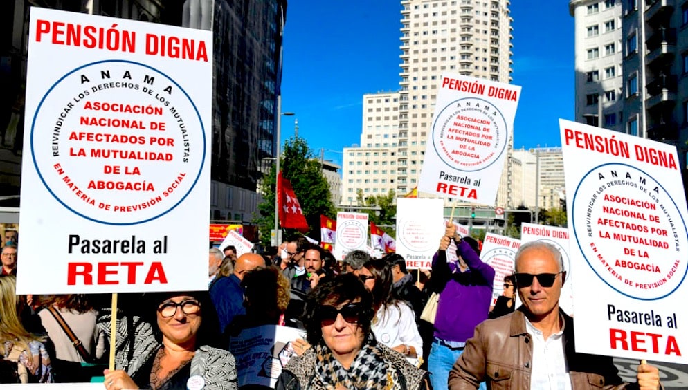 Abogados y procuradores, divididos en dos manifestaciones diferentes, reivindican lo mismo: pasarela al RETA y pensiones dignas