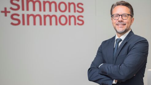 Simmons & Simmons incorpora a Daniel Vázquez para reforzar su área de «Corporate & Commercial»