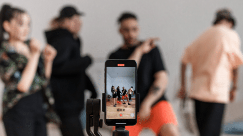 Hacer vídeos jocosos en TikTok con el uniforme de la empresa no siempre es motivo de despido