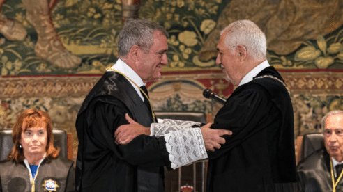Conde-Pumpido aprovecha la toma de posesión de Macías para recordar que los poderes públicos deben acatar las decisiones del TC