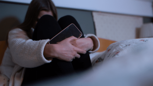 Publicar contenido sensible o ciberacosar en internet trae consecuencias a padres y menores: de infracción administrativa a delito 