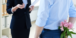Enamorarte en el trabajo y confesarle a una compañera tus sentimientos no es acoso laboral