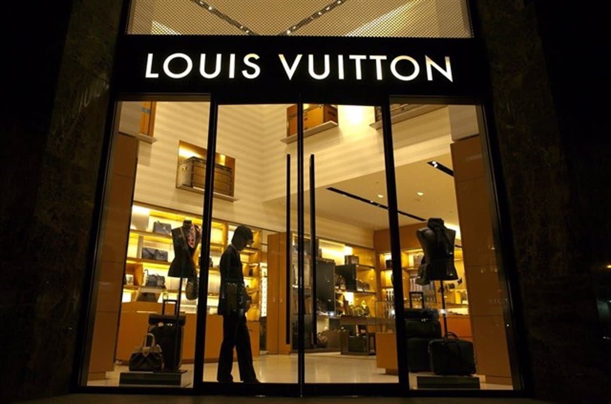 El lujo, la guinda del pastel: Louis Vuitton gana a una marca de bebidas alcohólicas con un logo casi idéntico