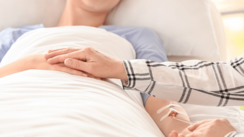 El análisis “flexible” de la normativa permite a una madre cobrar la prestación por cuidado de menor con cáncer con 18 años