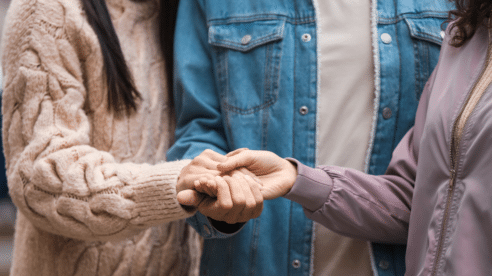 El poliamor, una forma de vivir la vida sin presencia en el Código Civil y que afecta a la hora de tener un hijo