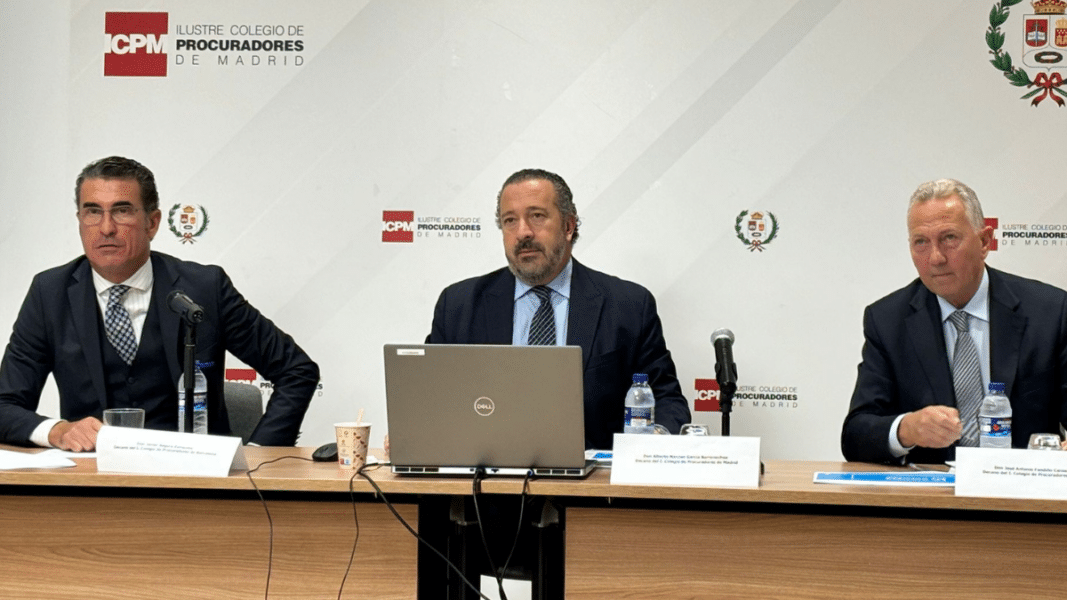 De izda. a dcha. en la mesa Javier Segura, decano de Barcelona, Alberto G. Barrenechea, decano de Madrid y José A. Fandiño decano de Vigo