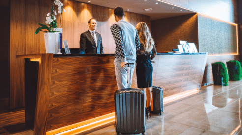 Seis claves sobre la nueva normativa de protección de datos en los hoteles, y la llegada de la IA: así afecta a los huéspedes