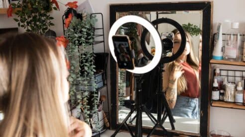 La Justicia avala un despido por hacer «tiktoks» en tacones estando de baja por el juanete: las redes sociales son clave