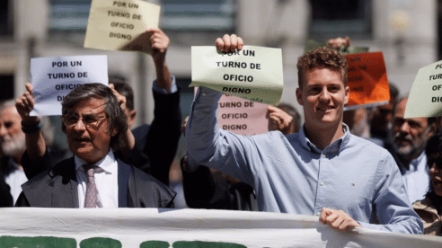 Cuatro veces más trabajo, pero por la mitad del sueldo que en Europa: la realidad del turno de oficio en España