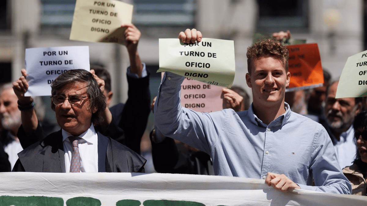 Cuatro veces más trabajo, pero por la mitad del sueldo que en Europa: la realidad del turno de oficio en España