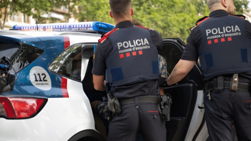 Pide 30.000 euros de indemnización a un Mosso d’Esquadra  por conocerse su identidad tras ser arrestado por un doble homicidio