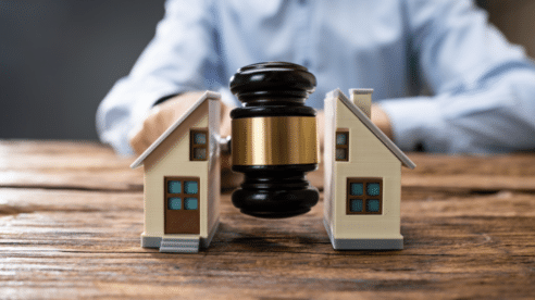 Un hombre lleva a su ex ante los tribunales por meter a su suegra en la casa: era vivienda familiar de su hija menor