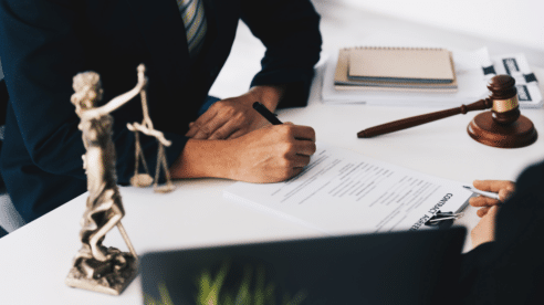 Condenan al gerente y al comercial de una asesoría jurídica por falsificar el contrato de servicios con una cliente